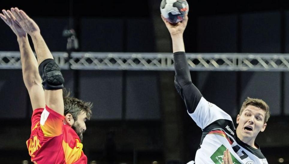 Olympiavorrunde: Rückraumspieler Christian Dissinger (r.) ganz in seinem Element. Der 24-jährige Nationalspieler springt kraftvoll ab und hämmert den Ball Richtung gegnerisches Tor. Da kann der Spanier Jorge Maqueda nichts ausrichten. Bild Key