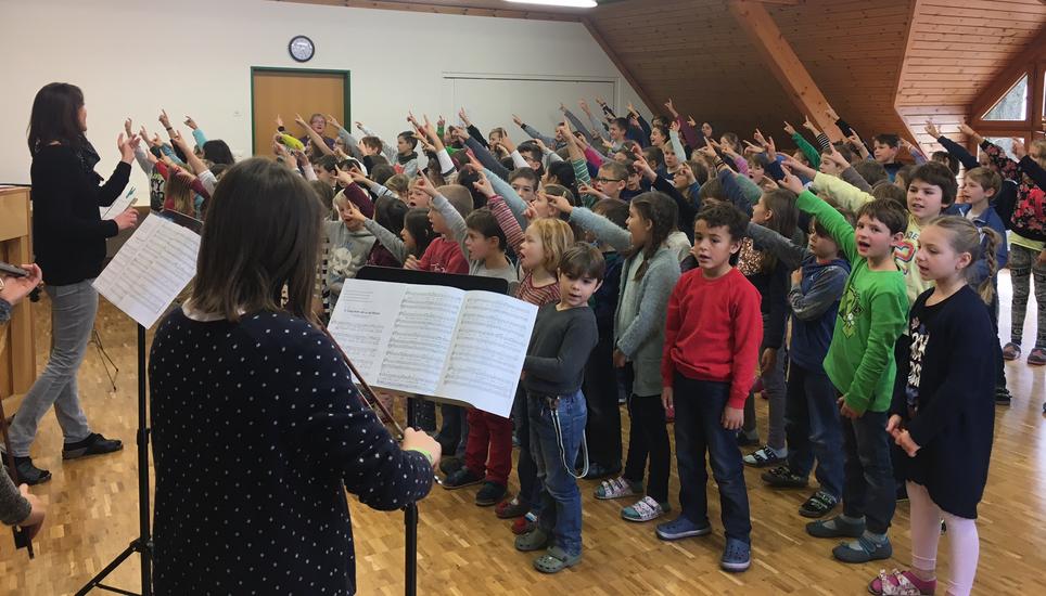 Schülerinnen und Schüler bei der Probe für das Weihnachtskonzert. Bild: Radio Munot