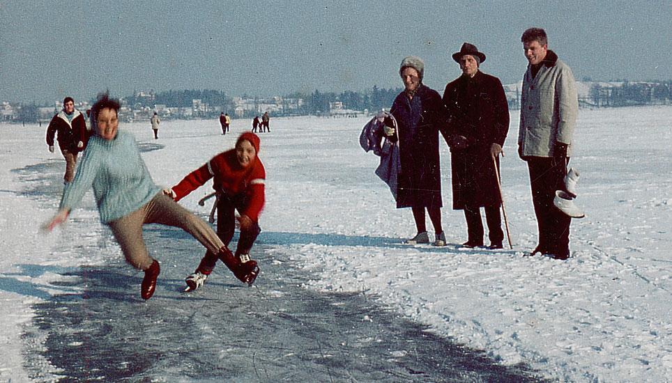 Eislaufen auf dem Untersee: Anita Sulzberger Ellena (im mintgrünen Pulli) und ihr jüngerer Bruder Guido Ellena waren im Winter 1963 vor Ermatingen mit ihren Schlittschuhen auf dem gefrorenen See unterwegs. Bild: zvg