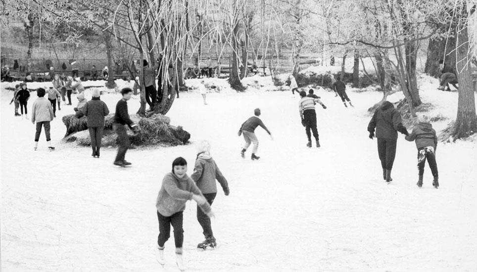Schlittschuhlaufen auf dem Nägelsee oder 'Nägelisee' in Buchthalen im Jahre 1963 (ca.). Bild: Rolf Wessendorf/ Stadtarchiv Schaffhausen