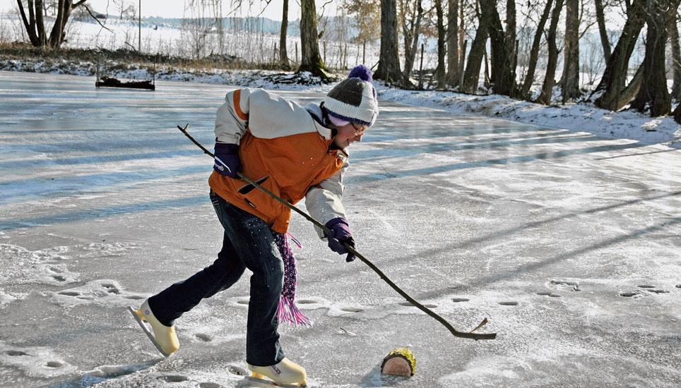 Aus den SN vom 7. Febuar 2012: «Alisha in Aktion. Eislaufen hat sie von ihrem Götti gelernt, der ein richtiger Eishockeyspieler ist.» Bild: Frank Lüling