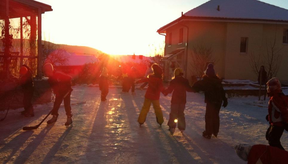 Das Eisfeld in Löhningen begeistert gross und klein. Bild: Bettina Equilino