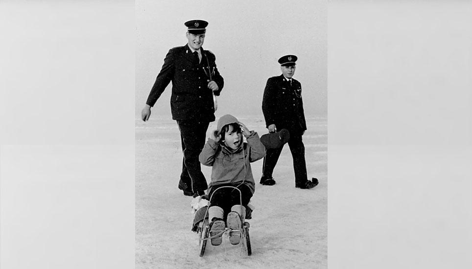 Käthi Spengler war als Dreieinhalbjährige auf dem gefrorenen Untersee im Jahre 1963. Im Hintergrund Musikanten. Bild: zvg
