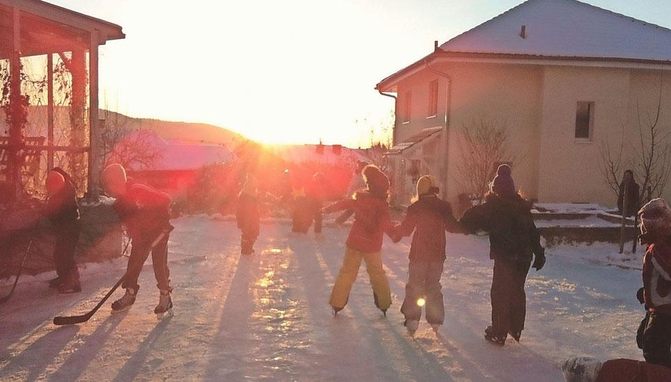 Auf der Eisfläche am Rebhaldenweg in Löhingen geht es auch im Jahr 2017 hoch zu und her. Bild: Markus Müller