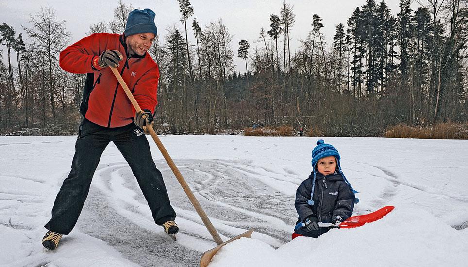 Aus den SN vom 8. Januar 2010: «Andreas Rechsteiner schaufelt mit seinem Sohn Linus die Schneeschicht vom Morgetshofsee weg.» Bild: Selwyn Hoffmann
