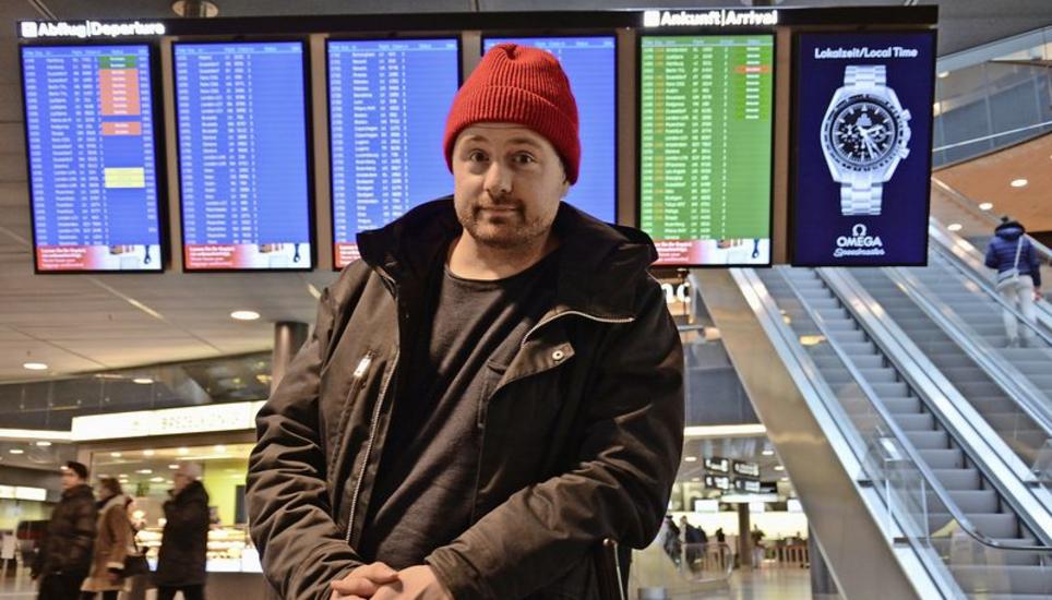 Der Comedian ist auch Pendler: Gabriel Vetter am Zürcher Flughafen, eingeflogen aus Oslo. Morgen tritt er im «Schwanen» in Stein am Rhein auf. Bild: Edith Fritschi