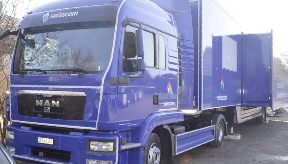 Der Eindruck täuscht nicht: Ziemlich einsam stand der Swisscom-Truck auf dem Rössli-Parkplatz in Marthalen. Es scheint, als hätten alle bereits ein Abo. Bild: Thomas Güntert