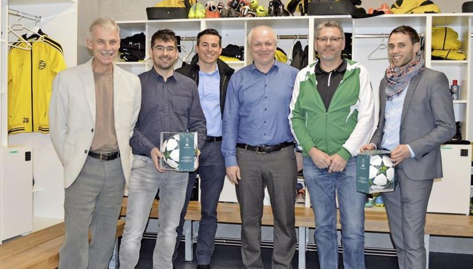 Die regionalen Aufsteiger nach der Saison 2015/2016: Hans Stamm (FC Schaffhausen), Beni Müller (FC Neunkirch), Levis Pereira (FC Neunkirch), Thomas Leemann (SKFV), Kurt Möckli (FC Diessenhofen), Elias Meier (FC Büsingen) (v. l. n. r.).Bild Manuel Iseli