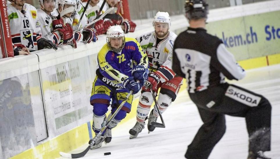 Wieder gestoppt: Die Gäste aus Herisau (in der Mitte Florian Jeitzinger) konnten auch das zweite Play-off-Viertelfinalspiel gegen Schaffhausen (Mitte Martin Büchel, 72) gewinnen. Dieses Mal siegten die Gäste mit 3:1. Bild: Michael Kessler