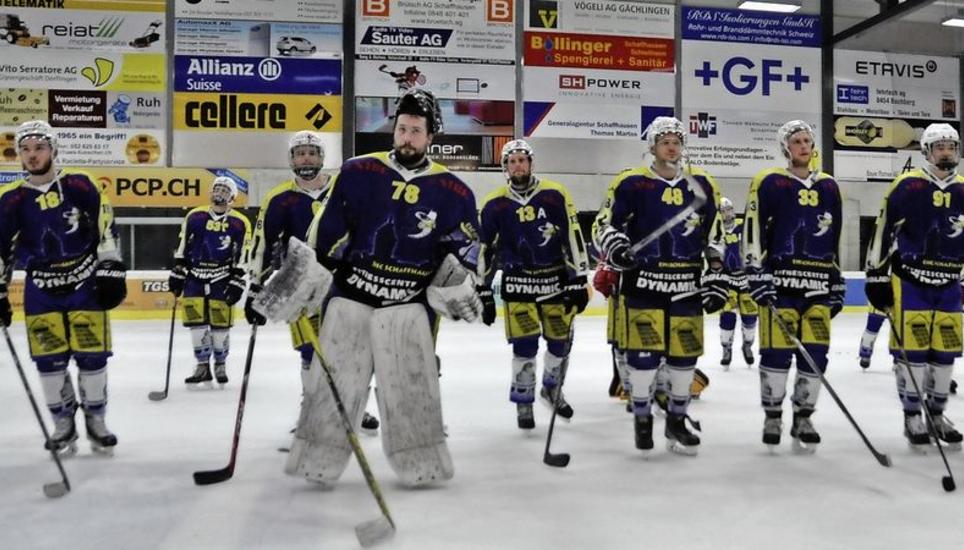 Saisonende: Die EHCS-Spieler verabschieden sich von den Fans und bedanken sich für deren Unterstützung. Bild: Pascal Oesch