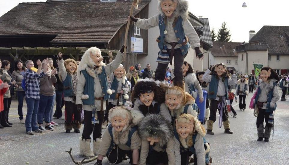 Die Dennacher Trolle stellen sich zur Narrenparade auf: Die Narrenzunft aus dem Raum Karlsruhe war erstmals in Beringen dabei. Bild: Thomas Güntert