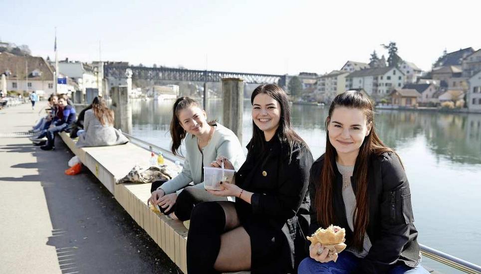 Endlich Frühling: Die Geschwister Milena und Marijana Djukic und ihre Freundin Ruza Anic (v.l.) haben es sich am Montag in der Mittagspause auf dem Platz vor dem Güterhof gemütlich gemacht. Bild: Selwyn Hoffmann