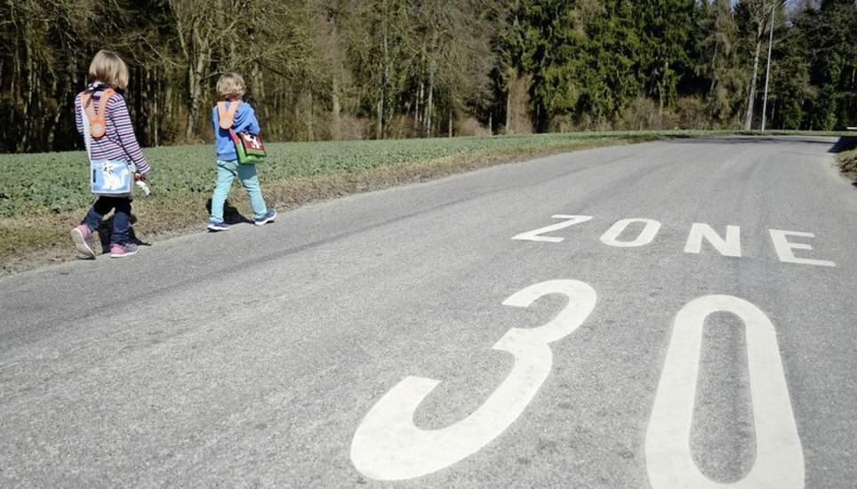 Auf dieser Strasse ohne Trottoir oberhalb der Breite sind die Kinder von Barbara Hermann jeden Schultag unterwegs. Viele Autos fahren schneller als mit 30 km/h an ihnen vorbei. Bild: Zeno Geisseler