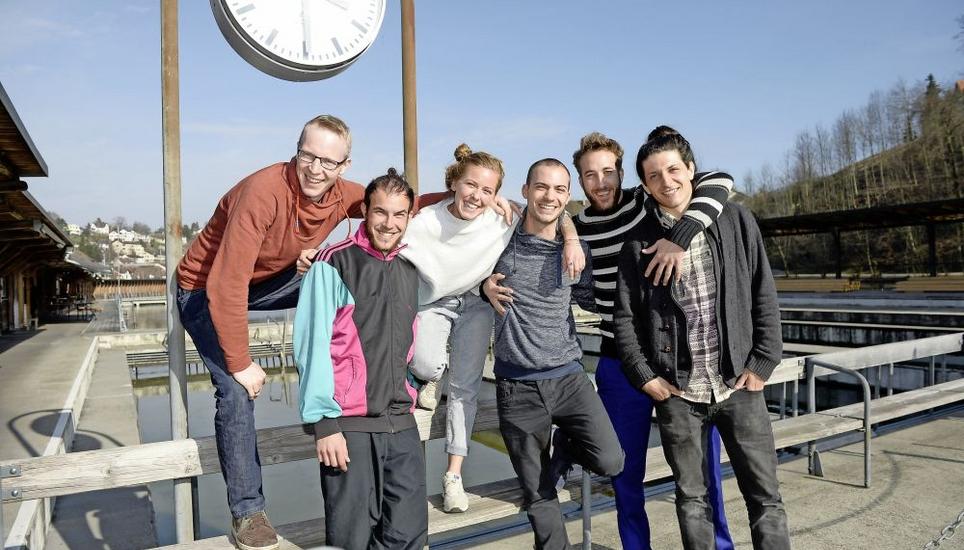 In zwei Monaten startet die Badesaison in der Rhybadi. Das junge Pächterteam mit Benjamin Schwarz (Fassbeiz), Rhybadi-Neuzugang Cem Dogan, Lia Cukas, Andreas Hodler (Fassbeiz), Luca Padovan und Stefano Domeniconi (von links hat grosse Pläne). Bild: Selwyn Hoffmann