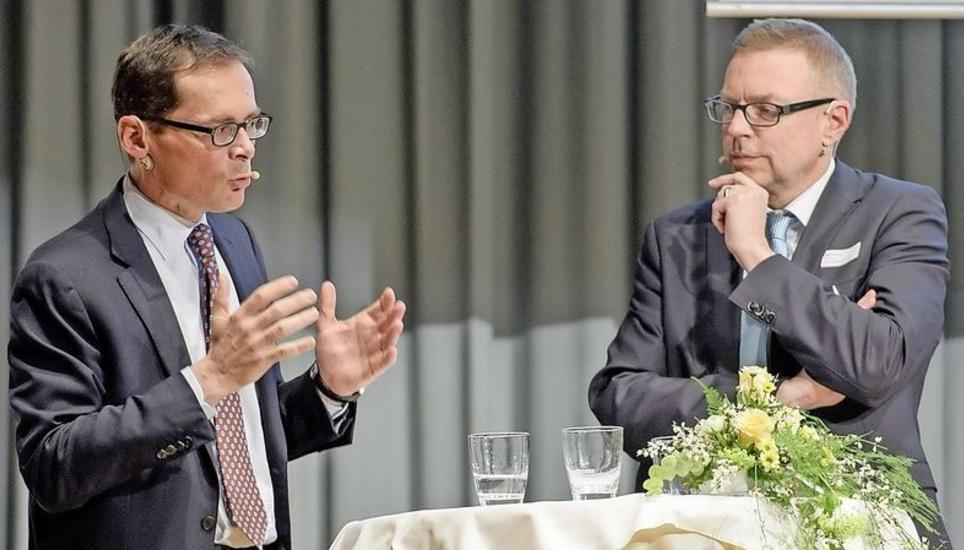 Roger Köppel (links) und Thomas Moser führten zum Abschluss der IVS-Mitgliederversammlung ein unterhaltsames Gespräch. Bild: Michael Kessler