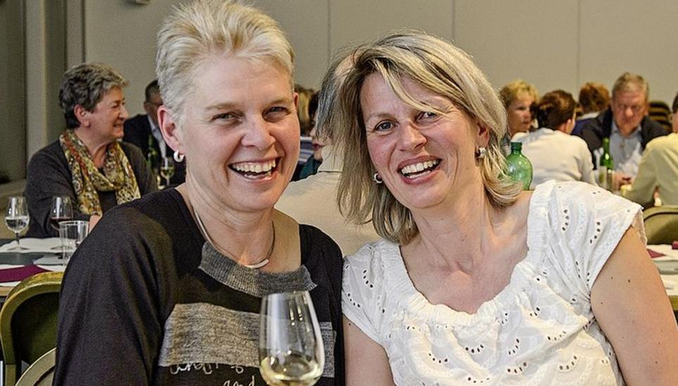 Lobende Worte für die Arbeit des Vorstandes und die Unterhaltung finden Marlies Keller (l.) und Isabella Schlehan.