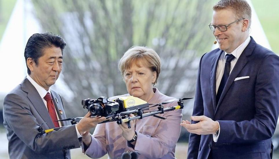 Die deutsche Kanzlerin Angela Merkel und der japanische Ministerpräsident Shinzo Abe (l.) nehmen eine Drohne genauer unter die Lupe. Bild: Key