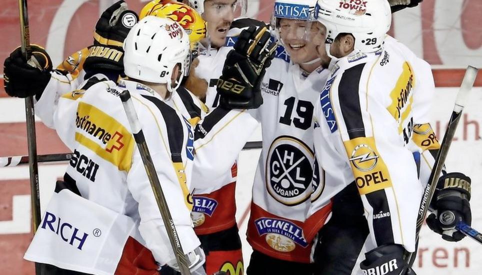 Die Luganesi jubeln in Bern: Dario Bürgler (Mitte) hat das vorentscheidene Tor zum 3:2 erzielt. Bild: Key