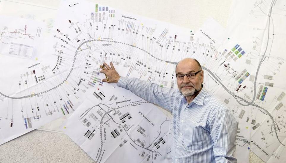 Die ganze Wand ist voll mit Plänen von Schaffhauser Tunneln. Der Geschäftsführer von Ticos, Kurt Salvisberg, kennt inzwischen jeden Strassentunnel in der Schweiz, auch den Gotthard. Bild: Jeannette Vogel