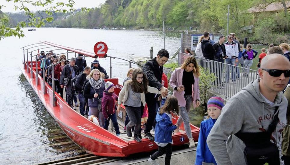 Hochbetrieb am Rheinfall. Schifflifahren zum Felsen ist bei jedem Wetter ein Vergnügen, man muss nur die richtige Kleidung anhaben. Ein paar Wasserspritzer bekommt man nämlich auch bei gutem Wetter ab.