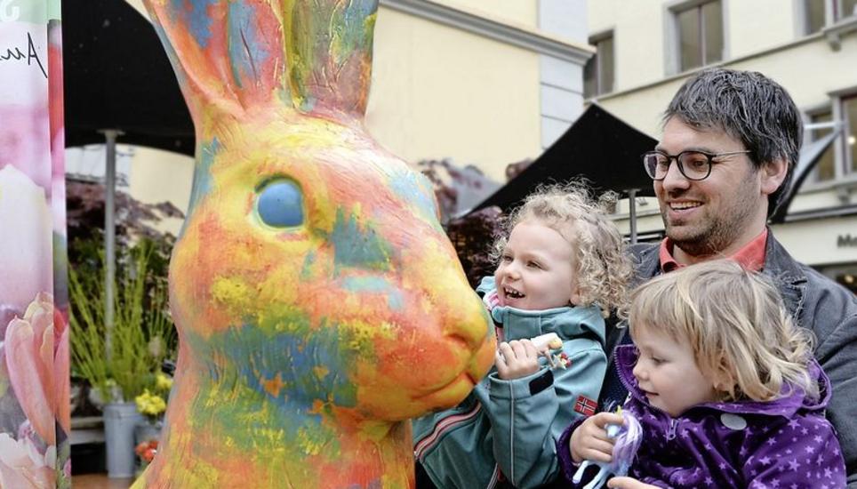 Samstag in der Stadt: Simon Achermann und seine Töchter Leonie (links) und Mia begegnen einem farbenfrohen Osterhasen. Bilder: Selwyn Hoffmann
