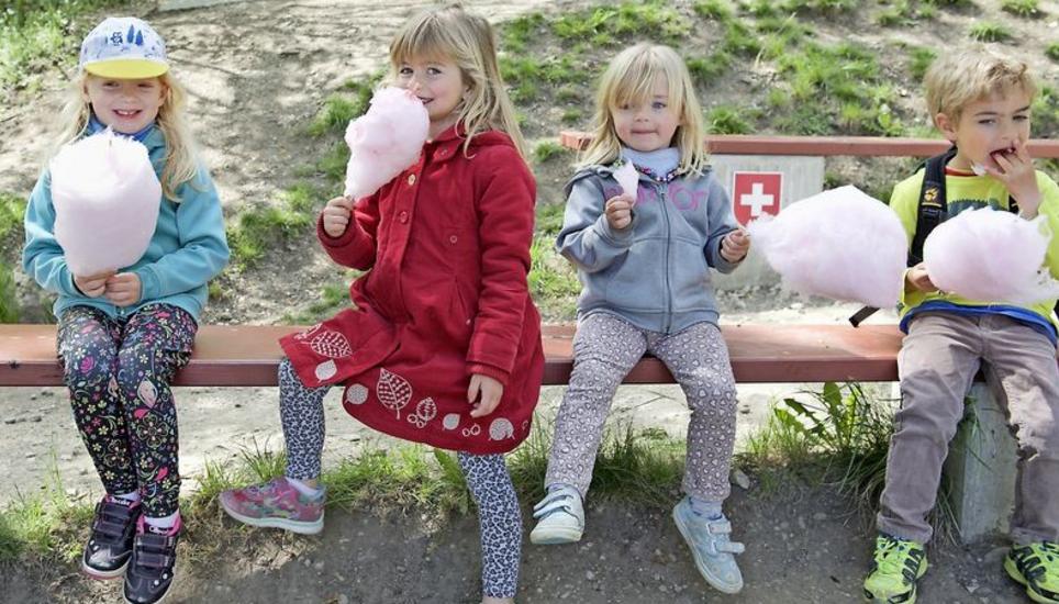 Grosses Glück für die Kleinen. Was wäre der Aufenthalt auf den Bänkli ohne Zuckerwatte? Auf jeden Fall weniger süss.
