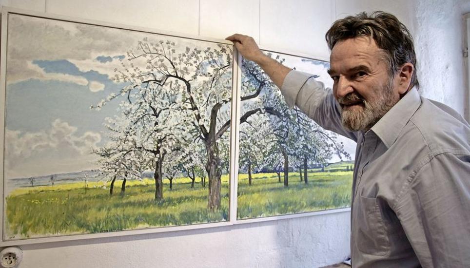 Hansueli Holzer vor seinem Werk «Frühling im Hegau», das auch in der Ausstellung zu sehen ist. Bild: Edith Fritschi