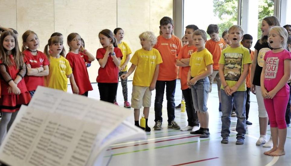 In der Turnhalle Stumpenboden in Feuerthalen probten die Kinder aus 1. und 2. Klassen am Samstag für das Musikprogramm «Superar Suisse» – am 11. Juni werden sie in der Tonhalle in Zürich auftreten. Bild: Christoph Merki