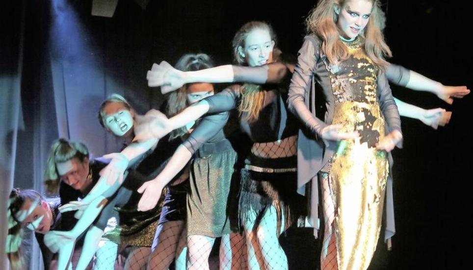Ein schwieriges Stück, voller Hingabe interpretiert: Mitglieder der Schauspielschule Theater Total aus Bochum bringen «König Perikles» auf die Bühne der Beringer Zimmerberghalle. Bild: Rolf Hauser