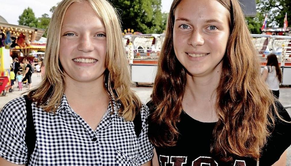Die Geisterbahn lassen Selina Stucki (links) und Melina Kyburz dieses Mal aus: «Die ist zu gruselig.»