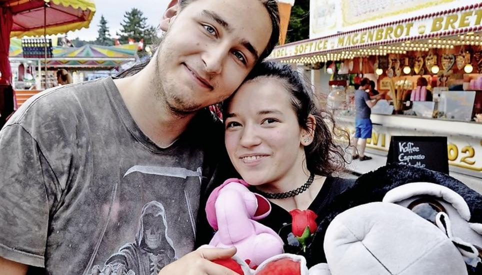 Die Treffsicherheit von Caj Lüchinger bescherte Larissa Halilovic einen süssen Plüschaffen.
