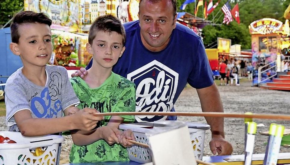 Hadi Shabani (Mitte) und Yildrit Bajrami versuchten sich im Fischen, ganz zur Freude von Samir Shabani.