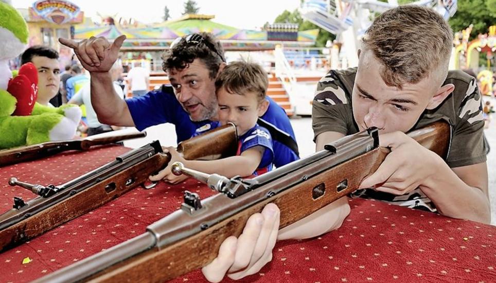 Engagiert verfolgte Vater Beat Epprecht die Schiessversuche seiner Söhne Mike (Mitte) und Sacha.