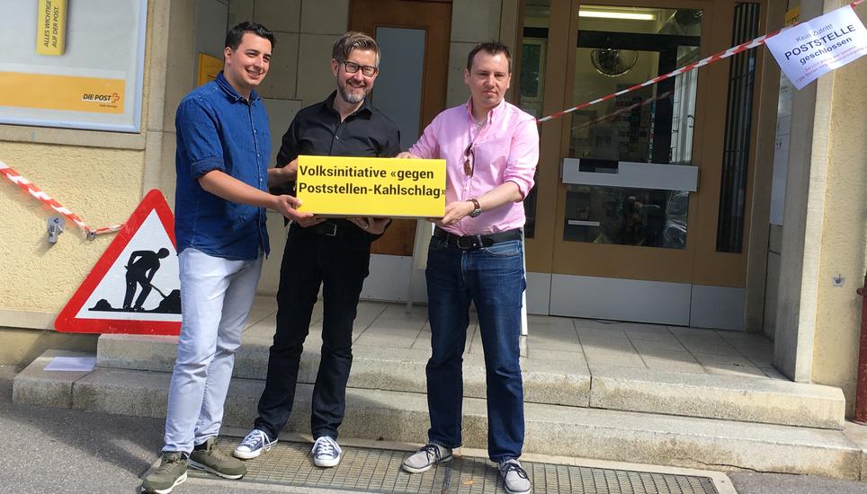 Die drei Initianten der Unterschriftensammlung (von links): Patrick Portmann, Christian Ulmer und Claudio Kuster. Bild: Initiativkomitee «Moratorium für Schliessung der Poststellen und SBB-Drittverkaufsstellen