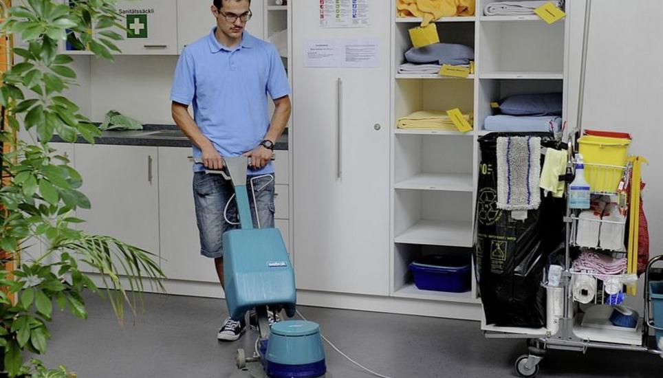 Der Umgang mit der Einscheibenmaschine zum Reinigen des Fussbodens will gelernt sein. Für Fabian Meier aus Schleitheim ist das jedoch kein Problem mehr. Bild: Bruno + Eric Bührer