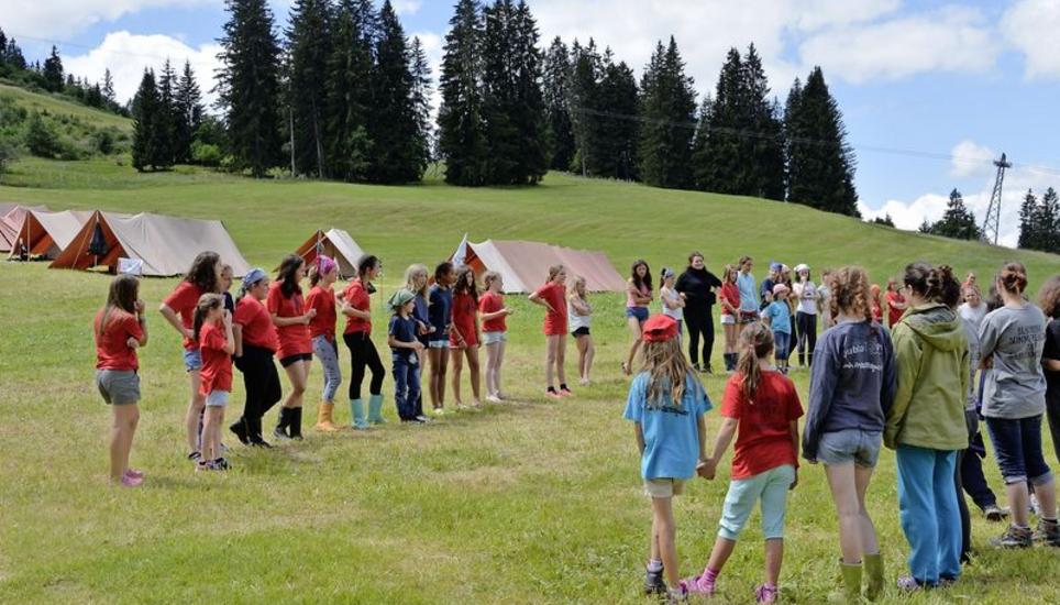 Der Blauring von Schaffhausen ist im Sommerlager. Über 50 Mädchen und 20 Leiterinnen campieren für zwei Wochen in Saanenmöser. Im Vordergrund steht eindeutig der Spassfaktor. Bilder: Corina Mühle