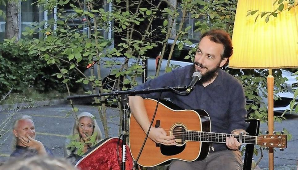 Stephen Burch alias The Great Park überzeugte beim Akustikkonzert auf der Kammgarnterrasse. Bild: Bruno Bührer
