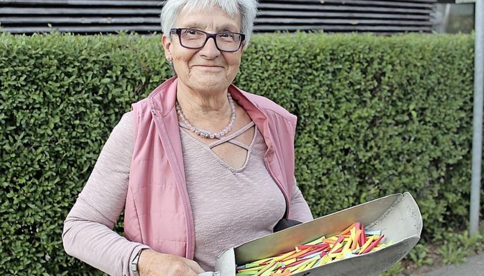 Annemarie Frei aus Chur war extra angereist, um beim Verkauf der Tombolalose mitzuhelfen.