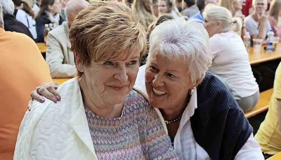 Verena Bremer (l.) und Brigitta Huber sind fast jedes Jahr am Rheinfest mit dabei.