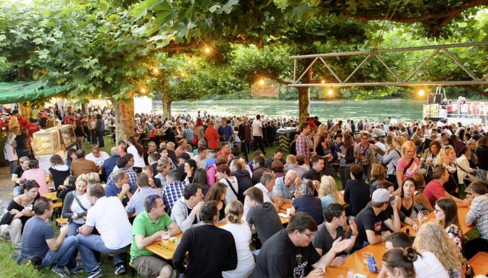 Gutes Essen und gute Stimmung: Beim Rheinfest der Pontoniere Diessenhofen blieb kein Platz frei. Bilder: Michael Kessler