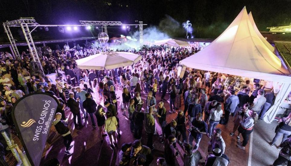 Gut besucht war die Party in der Rhybadi, zu der ein Badebecken mit Brettern abgedeckt worden war. Bild: Michael Kessler