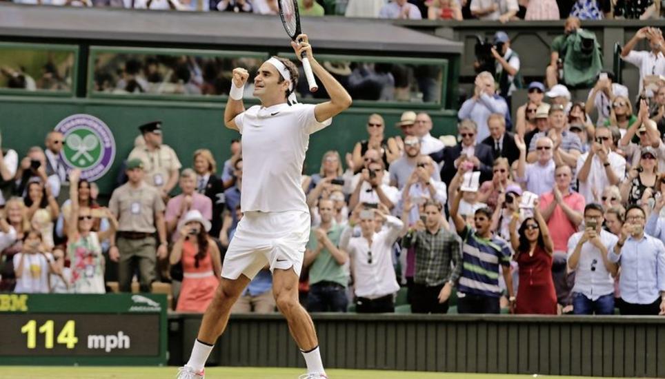 Der emotionale Moment des Sieges: Roger Federer hat soeben den Matchball verwandelt und kann seinen achten Titel in Wimbledon feiern. Bild: Key