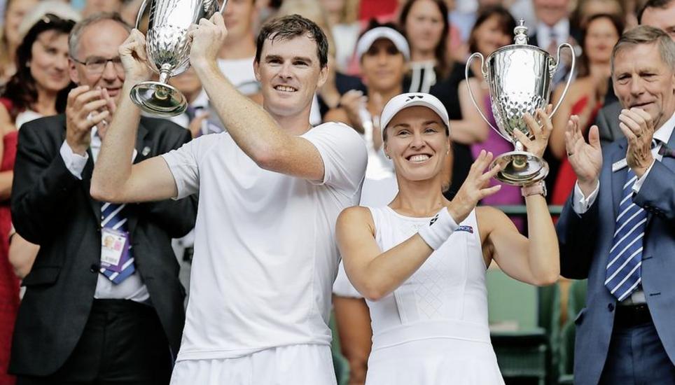 Da ist der Pokal: Martina Hingis feiert mit Mixed-Partner Jamie Murray den Sieg. Bild: Key