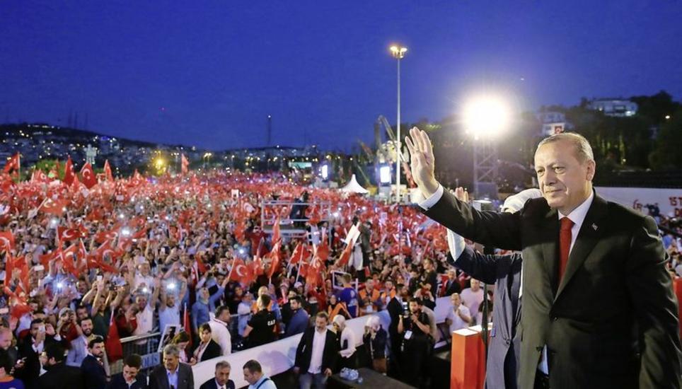 One-Man-Show: Der türkische Präsident Recep Tayyip Erdogan lässt sich von seinen Anhängern feiern. Bild: Key