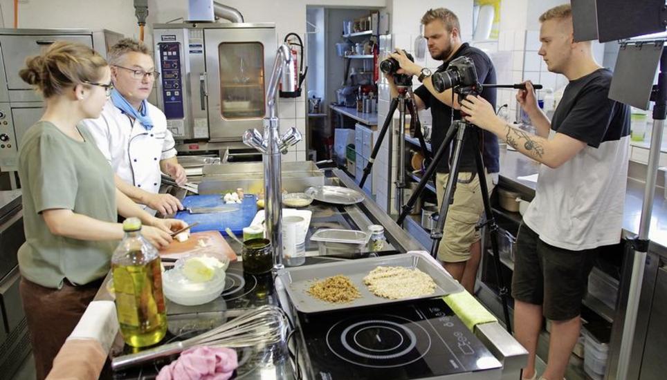 Die Aufnahmen der ersten Sendung «SHeff-Choch» sind im Kasten. Im Restaurant Alter Emmersberg kocht Roland Keller mit Moderatorin Michèle Rellstab, während die Crew des Schaffhauser Fernsehens filmt. Bild: Schaffhauser Fernsehen