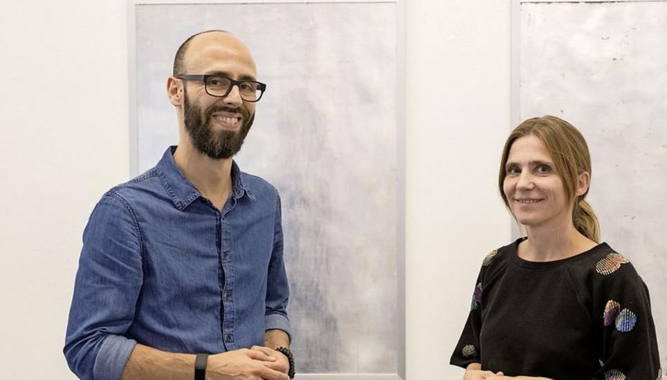 Haben sich je auf eine eigene Weise irritierenden Werken verschrieben: José Vazquez und Monika Strasser in der Vebikus Kunsthalle. Bild: Luisa Kehl