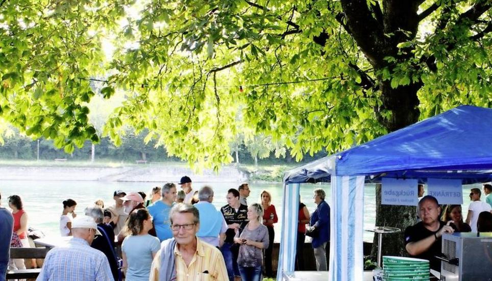 Am Samstag fand in Flurlingen im lauschigen Rheintalgarten das traditionelle Mondlinger Dorffest statt. Bei schönstem Wetter und unterhaltsamer Musik von der Blächfraktion lockte stets auch die Abkühlung im nahen Rhein. Bild: Maximilian Wiggenhauser
