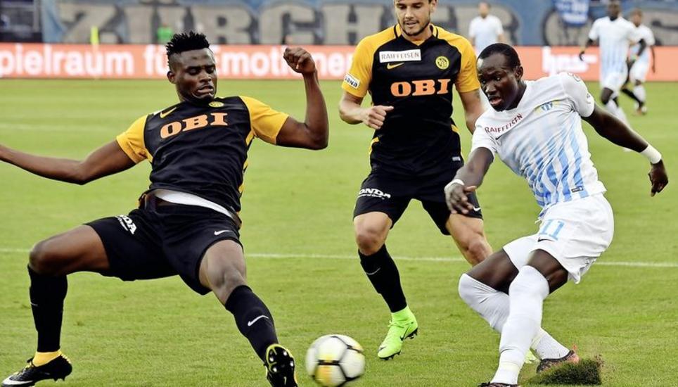 Raphael Dwamena (rechts) narrt künftig nicht mehr die YB-Abwehrspieler, sondern die Verteidiger in der Premiere League in England. Der FCZ-Stürmer sorgt dafür, dass die Kasse des FC Zürich kräftig geäufnet wird. Bild: Key