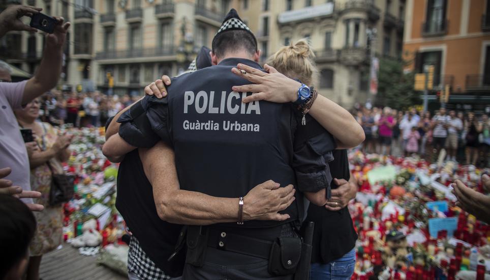 Beim einem Anschlag mit einem Lieferwagen in Barcelona und einer vereitelten Attacke im ebenfalls in Katalonien liegenden Küstenort Cambrils wurden am vergangenen Donnerstag und Freitag insgesamt 15 Menschen getötet. Bild: AP