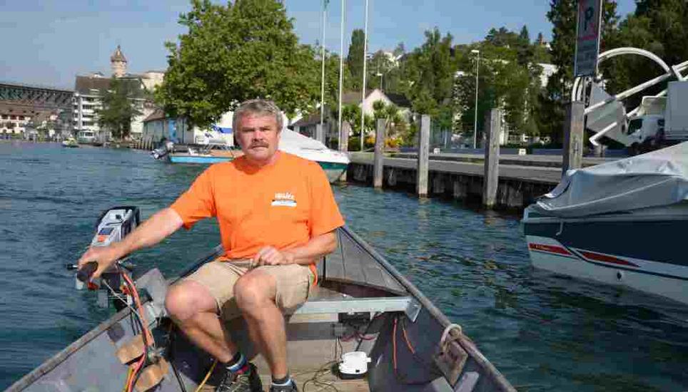 Bootsbauer Urs Kohler hat einen Stachelweidling mit einem Elektromotor nachgerüstet. Dieser ist seitlich an einer Metallstange angebracht. Bild: Tito Valchera